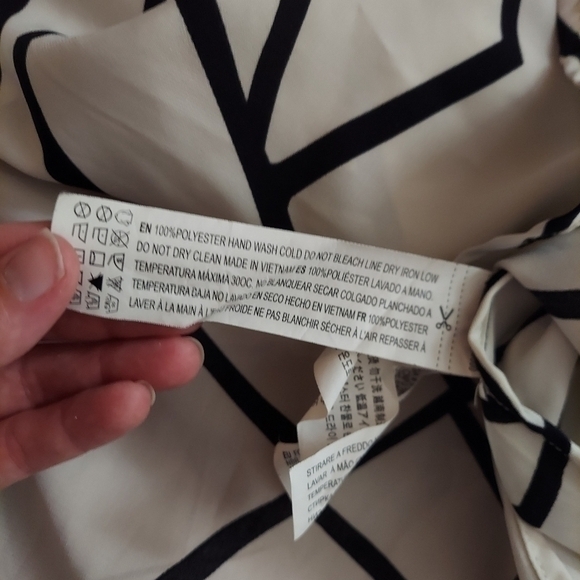 Forever 21 popover blouse black white geometric print roll tab sleeves Sz small - Picture 5 of 8